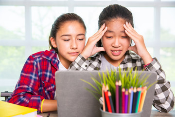 Obraz premium Concept of emotional, two youngster looking computer screen and surprised frustrated or disappointed of trouble - Image