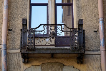 Jugendstilbalkon mit Spinne in St. Petersburg