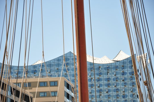Schiffsmast mit Takelage vom Segelschiff und die Elbphilharmonie im Hintergrund.