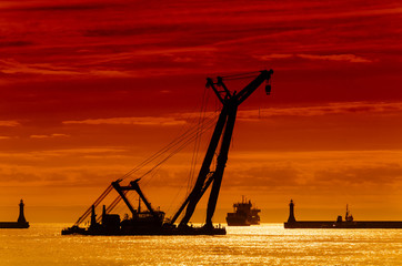 SEA CRANE - A large floating machine is being manned in a port