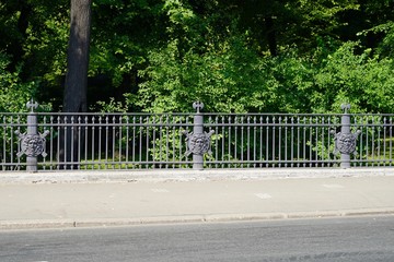 Zaun mit Medusen in St. Petersburg