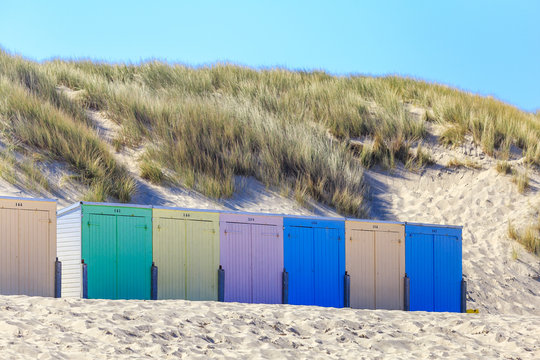 Petites cabanes en bois color&eacute;es sur les plages de Z&eacute;lande en Hollande