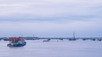 Fototapeta na wymiar Containerschiff in Vietnam