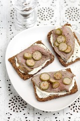 Wholemeal bread with horseradish sauce, roastbeef and capers