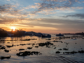 Sonnenuntergang mit Fischerbooten auf dem Meer in Saigon in Vietnam