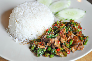 stir-fried beef, stir-fried beef with holy basil and chili