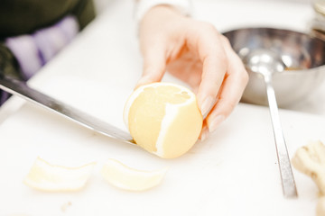 Zitrusfrucht filetieren - Frucht-Fleisch aus einer Zitrone lösen 