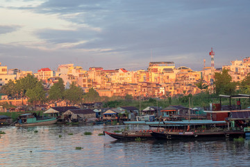 Fototapeta na wymiar Fischerboote im Sonnenuntergang in Vietnam