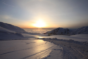 室堂の雪景色（雲海と夕日）