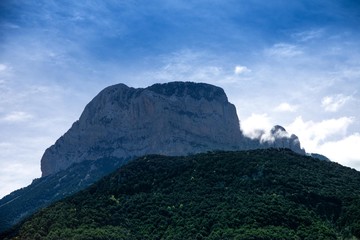 Fototapeta na wymiar Nube en la montaña