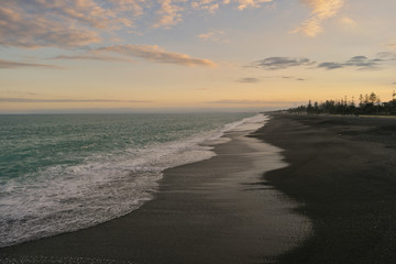 Sonnenuntergang am Meer schwarzer Sand