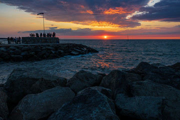 Mole im Sonnenuntergang in Warnemünde