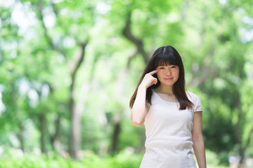 Fototapeta premium 新緑・女性