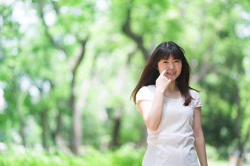 Fototapeta premium 新緑・女性