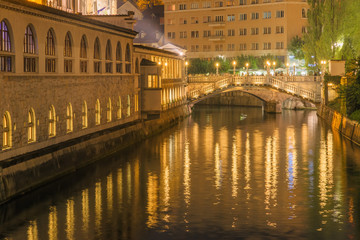 Wasserspiegelung am Fluss von der Stadt Ljubljana