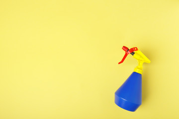 Spruzzino su un piano di colore giallo