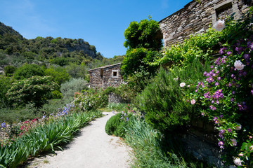 Fototapeta na wymiar Wunderschönes Bergdorf und Umgebung von Naves in der Ardèche