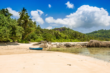 Fototapeta na wymiar Beautiful tropical landscape of a sandy beach, Seychelles
