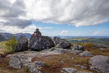 Naklejka premium Hiker on the top of mountain