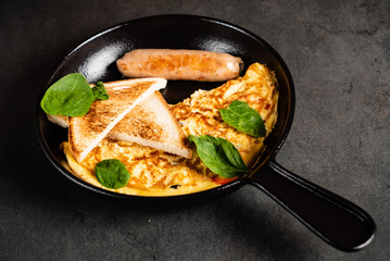 omelet with toasts and sausage