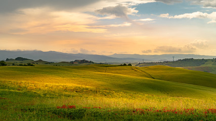Obraz premium Tuscany landscape rolling hills on a sunny day