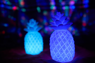 Ananas lumineux, violet et vert