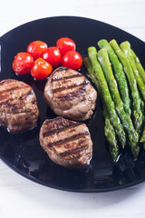 Grilled filet mignon with asparagus and tomatoes