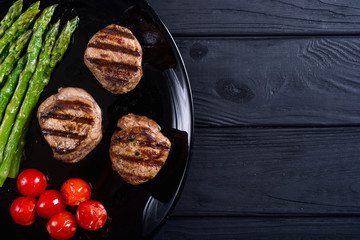 Grilled filet mignon with asparagus and tomatoes