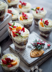 Obraz na płótnie Canvas cupcakes with cream and strawberries