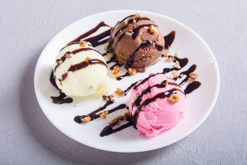 Ice cream with walnuts and chocolate topping