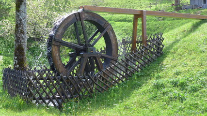 Wasserrad im Ort Rütte