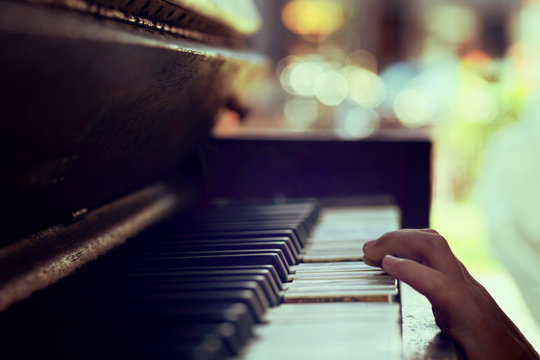 hands playing piano