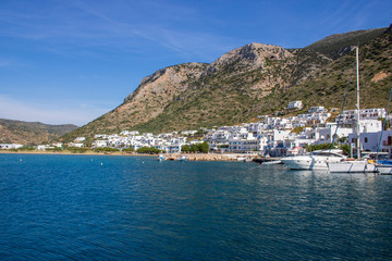 Fototapeta na wymiar Kamares et son port sur l'île de Sifnos, Cyclades, Grèce