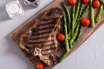 Grilled T-bone steak with asparagus and cherry tomatoes