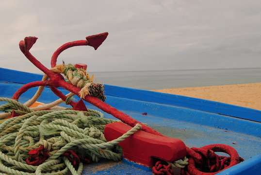 &Acirc;ncora de barco de pesca pousada na prova dentro do barco