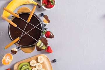 Chocolate fondue whith fruit and berries