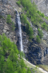 Bella cascatella formata dal piccolo torrente che scende dalla montagna