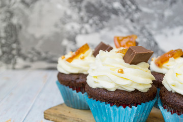 Chocolate cupcakes with vanilla butter frosting and golden crumbs, chocolate, and lemon. There is a memo for the text.