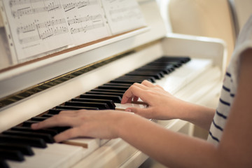 Kinderhände auf Klaviertasten