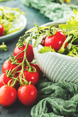 Frische kirschtomaten mit wassertropfen und ruccola salat