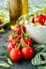 Frische kirschtomaten mit wassertropfen und ruccola salat