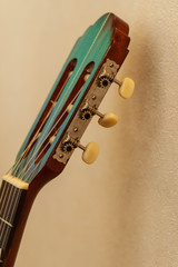 緑色したギターのネック部分