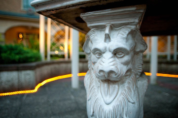 動物が彫刻された土台