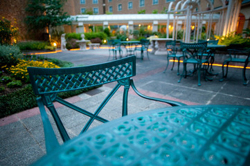 緑の椅子と洋風の庭のイルミネーション