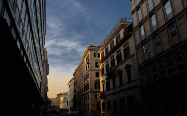 edificios con sombra y un poco de luz