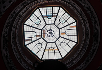 Cristal de catedral en el techo