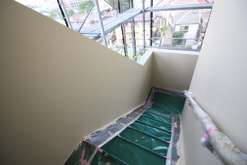 分譲マンションの大規模修繕工事中の塗装中現場