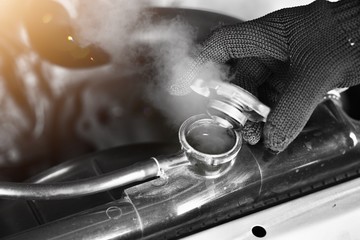 Car maintenance, car radiators help cool the engine Should see the appropriate water level, not to...