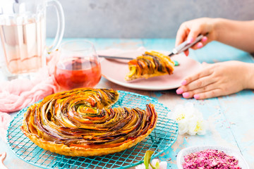 Spiral Gem&uuml;se Tarte auf bunt dekoriertem tisch.