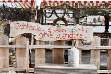 Freisitz Gastst&auml;tte mit der Aufschrift - Schlechtes Essen gibts woanders